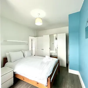 https://modern-2-bed-flat-close-to-shoreditch-free-wi-fi.cambridgehotelsuk.com